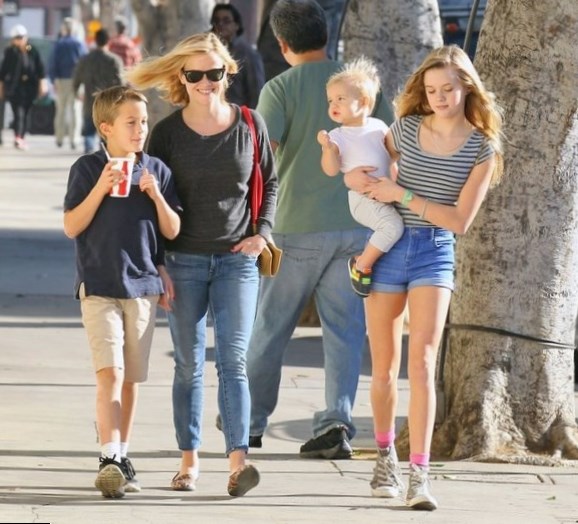 Reese Witherspoon med familie på bildet
  