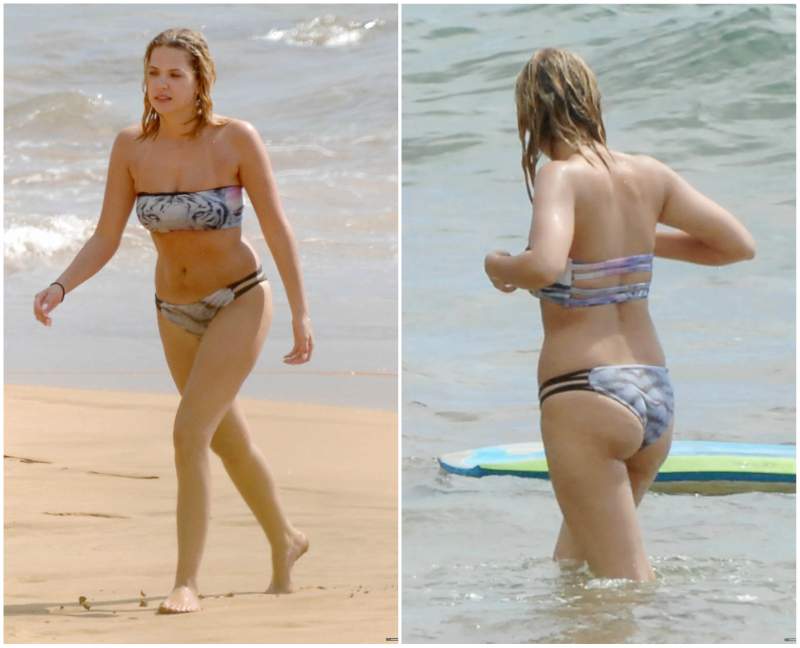 Mit ihre schlanke Körper und Mittlblond Haartyp ohne BH (BH-Größe 34B) auf Strand im Bikini
