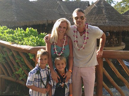 Britney Spears med familie i billedet
  