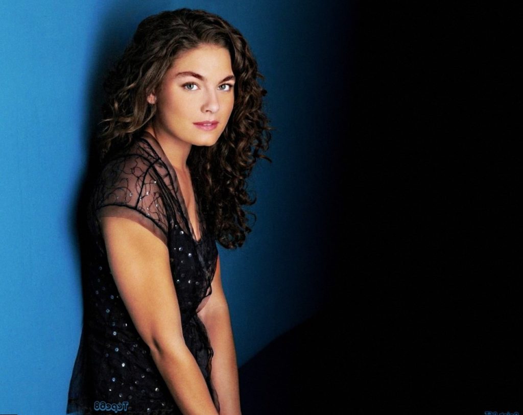 Alexa Davalos weight, height and age. Body measurements!