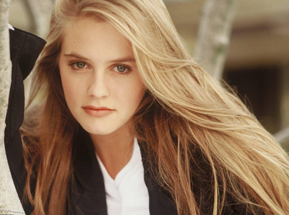 Alicia Silverstone weight, height and age. Body measurements!