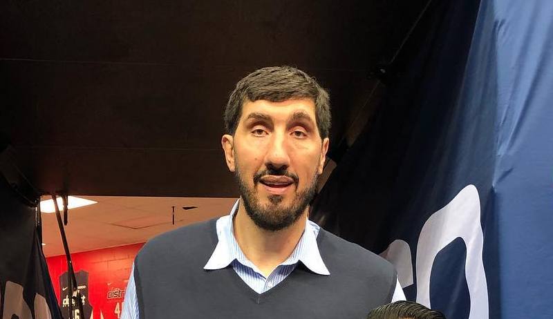 Gheorghe Muresan eyes and hair color